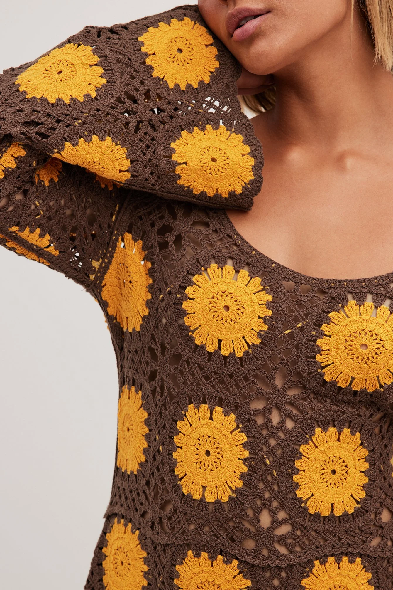 Gehäkeltes Strickminikleid mit langen Ärmeln
