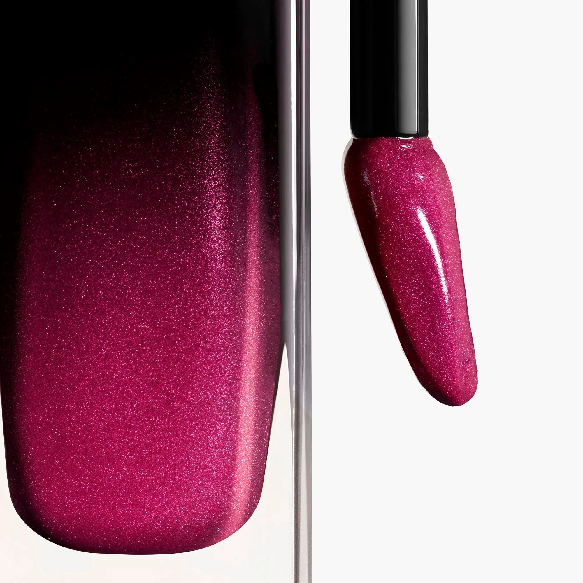 ROUGE ALLURE LAQUE - LE ROUGE À LÈVRES FLUIDE BRILLANT À LA TENUE EXTRÊME