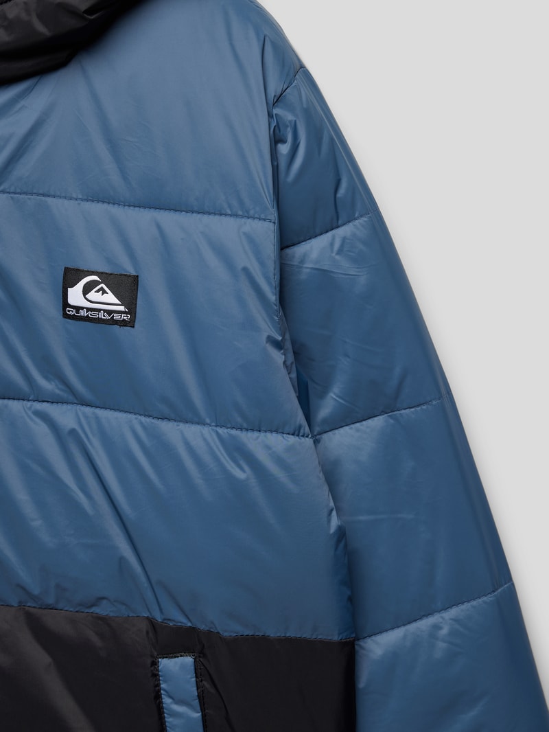 Steppjacke mit Label-Patch in rauchblau