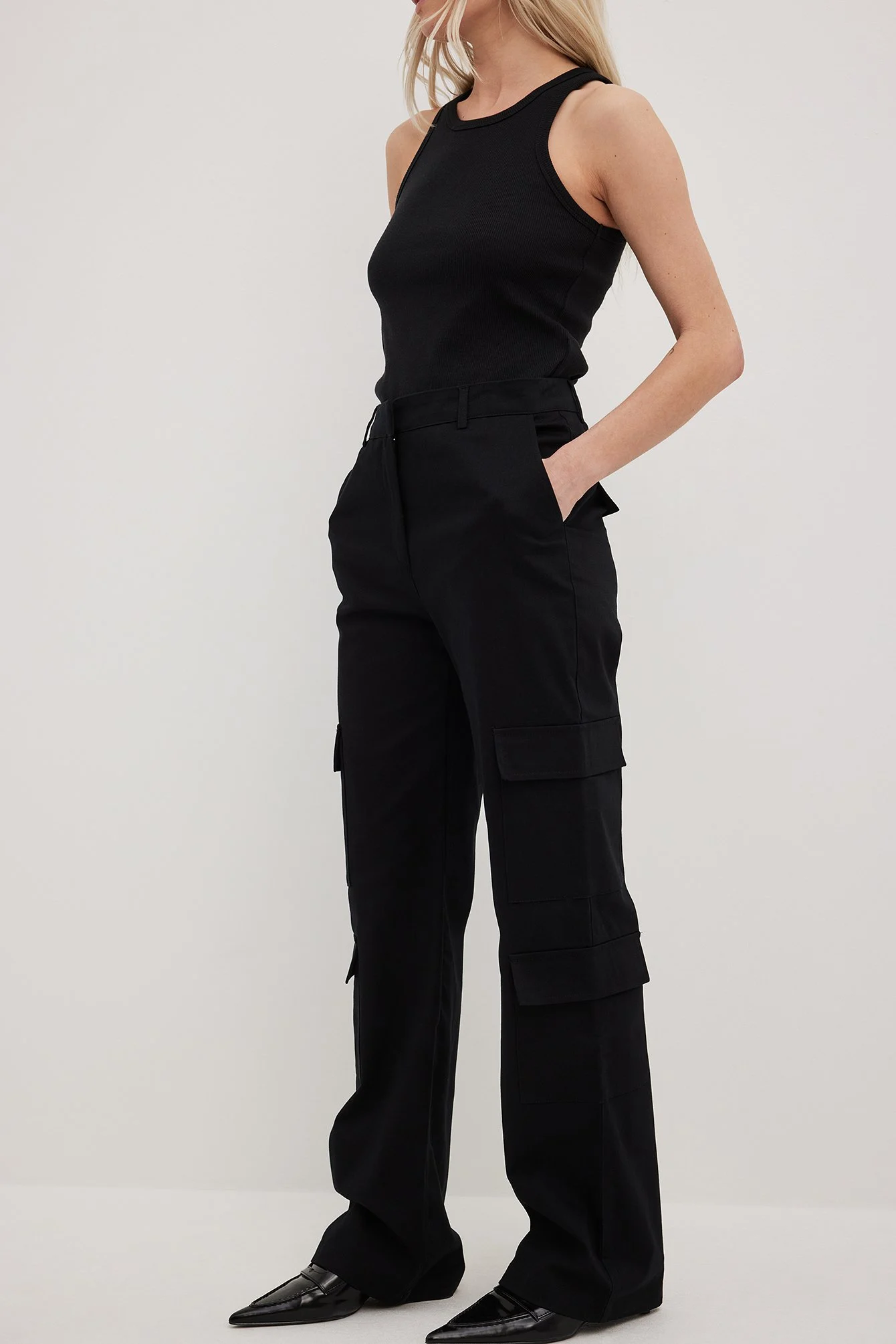 Cargohose mit Taschen und mittlerer Taille