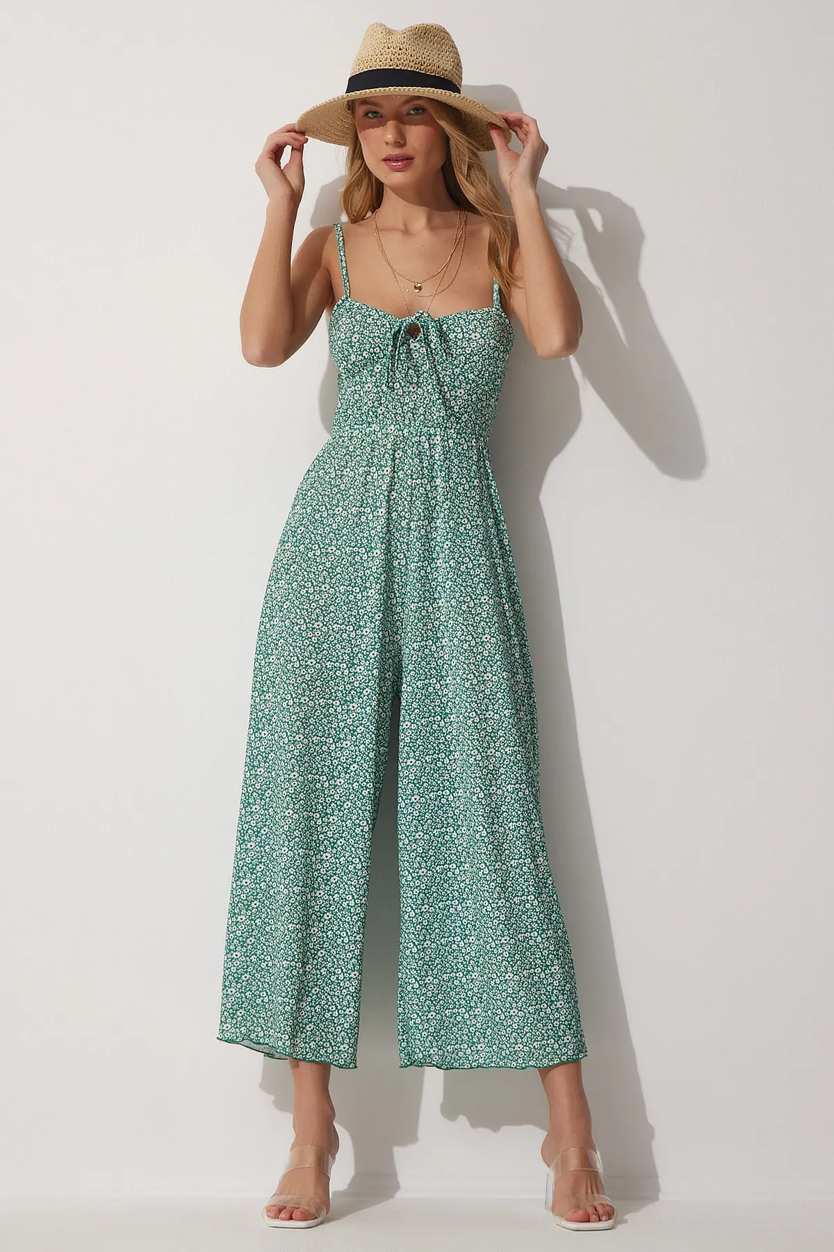 Happiness İstanbul  Grüner, geblümter Sommer-Strickoverall für Damen mit Trägern UB00037