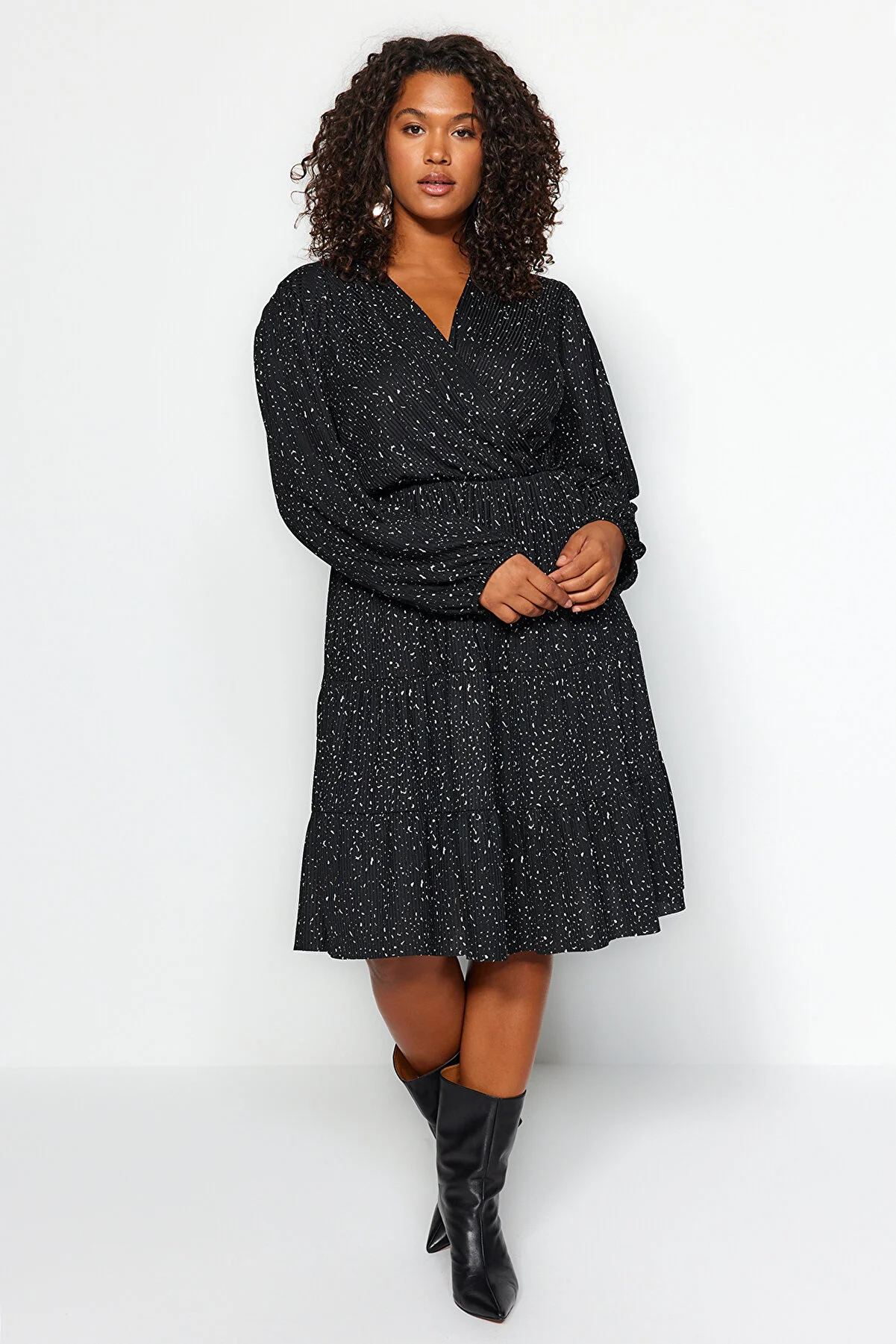 Trendyol Curve  Schwarzes Mini-Strickkleid in A-Linie mit Punkten TBBAW23AH00003
