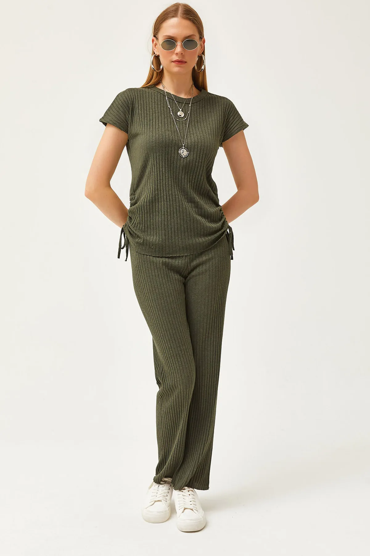 Olalook  Damen Nefti Grünes Set mit seitlich geraffter Bluse und Palazzo-Hose TKM-19000196
