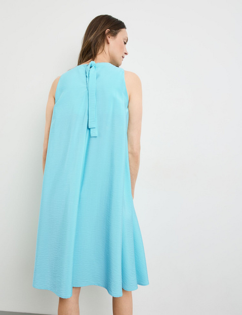 Ärmelloses Kleid mit Faltendetail
