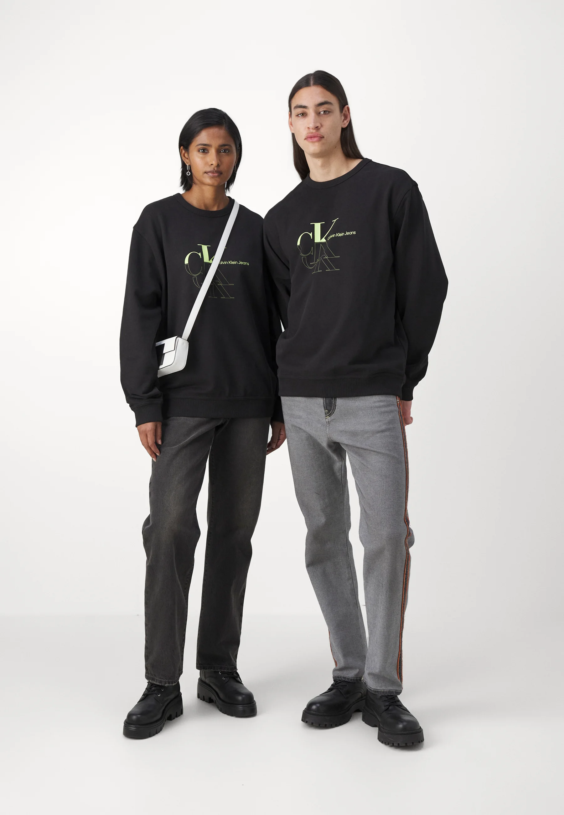 Sudadera unisex de cuello redondo con monograma Echo de Calvin Klein Jeans