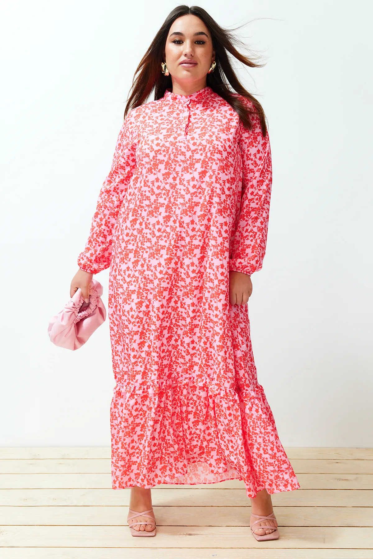 Trendyol Modest  Rotes, gewebtes Kleid mit Blumenmuster, halber Knopfleiste und Rüschenspitze, gefüttert TCTSS21EL3353