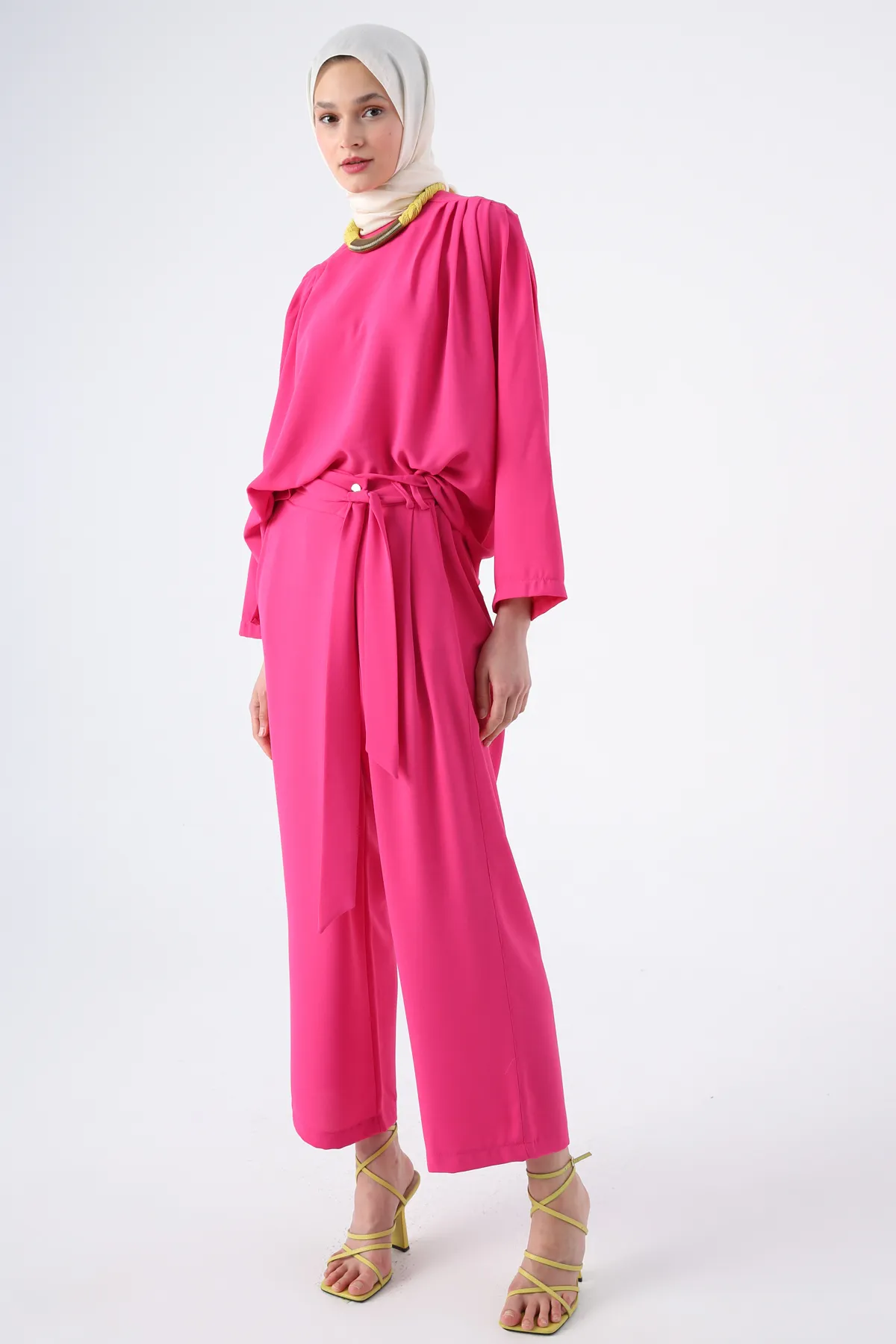 Ekrumoda  Fuchsiafarbener Anzug mit Gürtel, Faltendetail an den Schultern und Hose mit weitem Bein