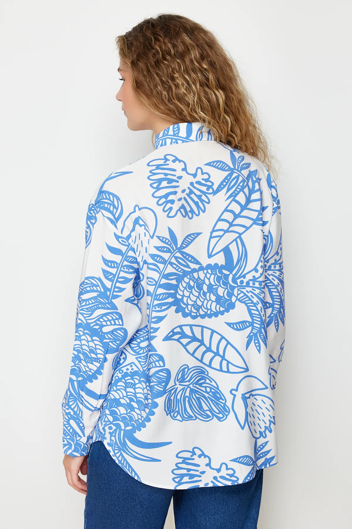Trendyol Collection  Gemustertes, übergroßes/weites, gewebtes Hemd mit blauen Lilien-Stoff TWOSS24GO00096
