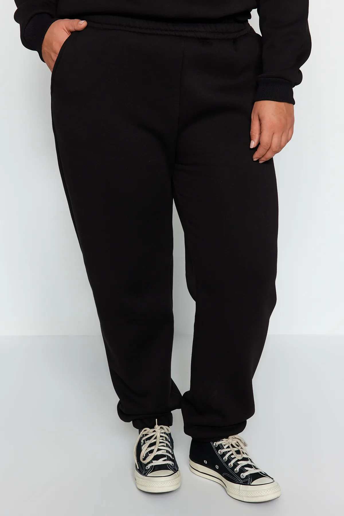 Trendyol Curve  Schwarzes, dickes Fleece-Strick-Trainingsanzug-Set TBBAW24TS00000