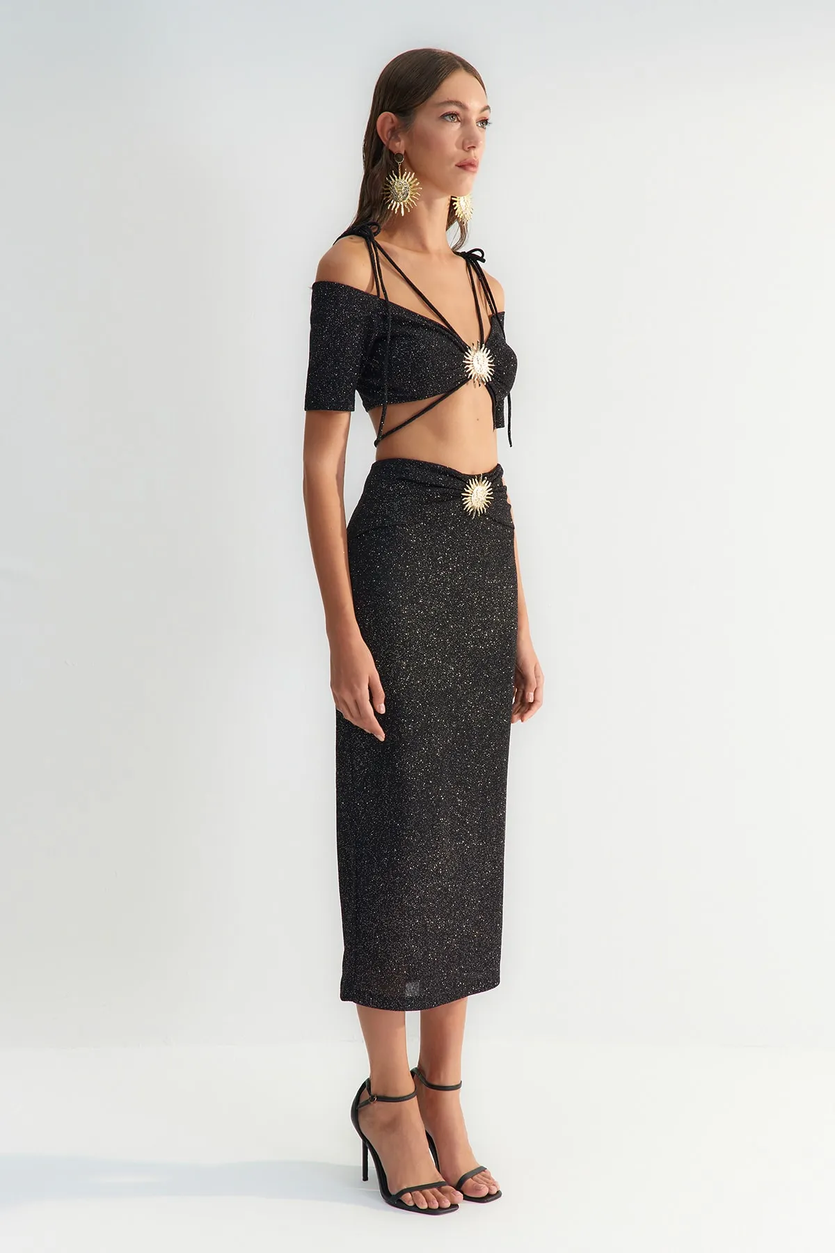 Trendyol Collection  X Zeynep Tosun Schwarzer, silberner Strickrock mit Sonnen-Accessoire-Detail TCLSS23ET00009