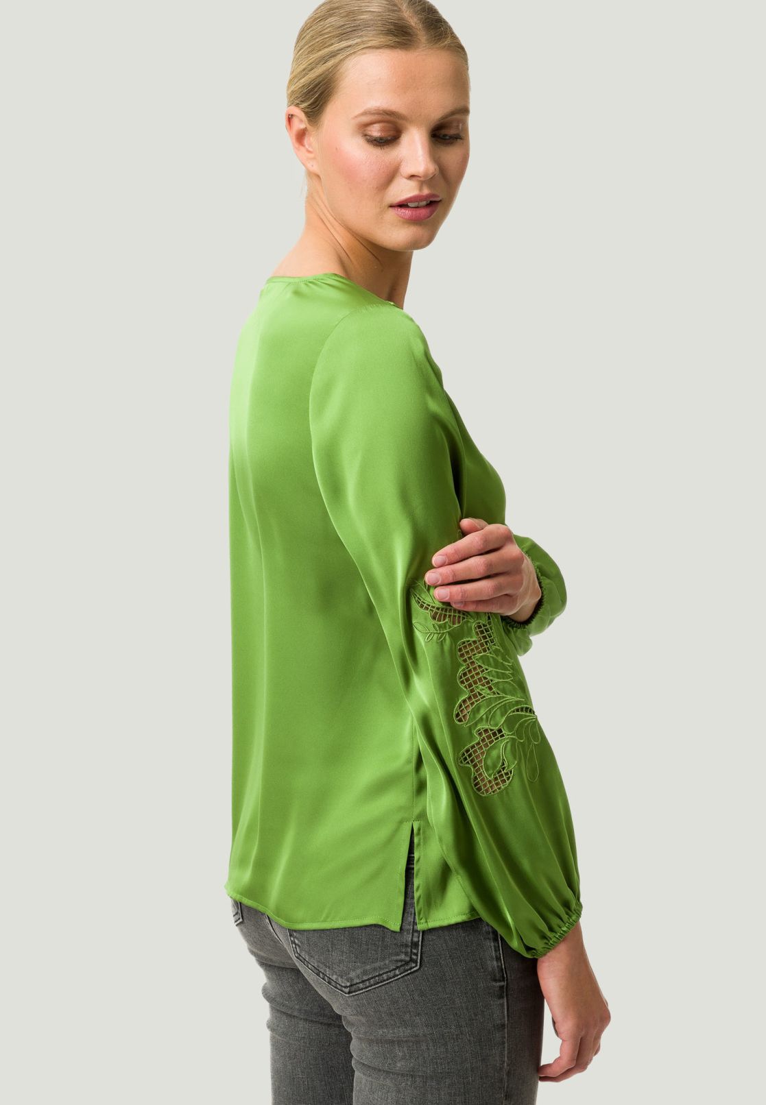 Satinbluse mit Stickerei