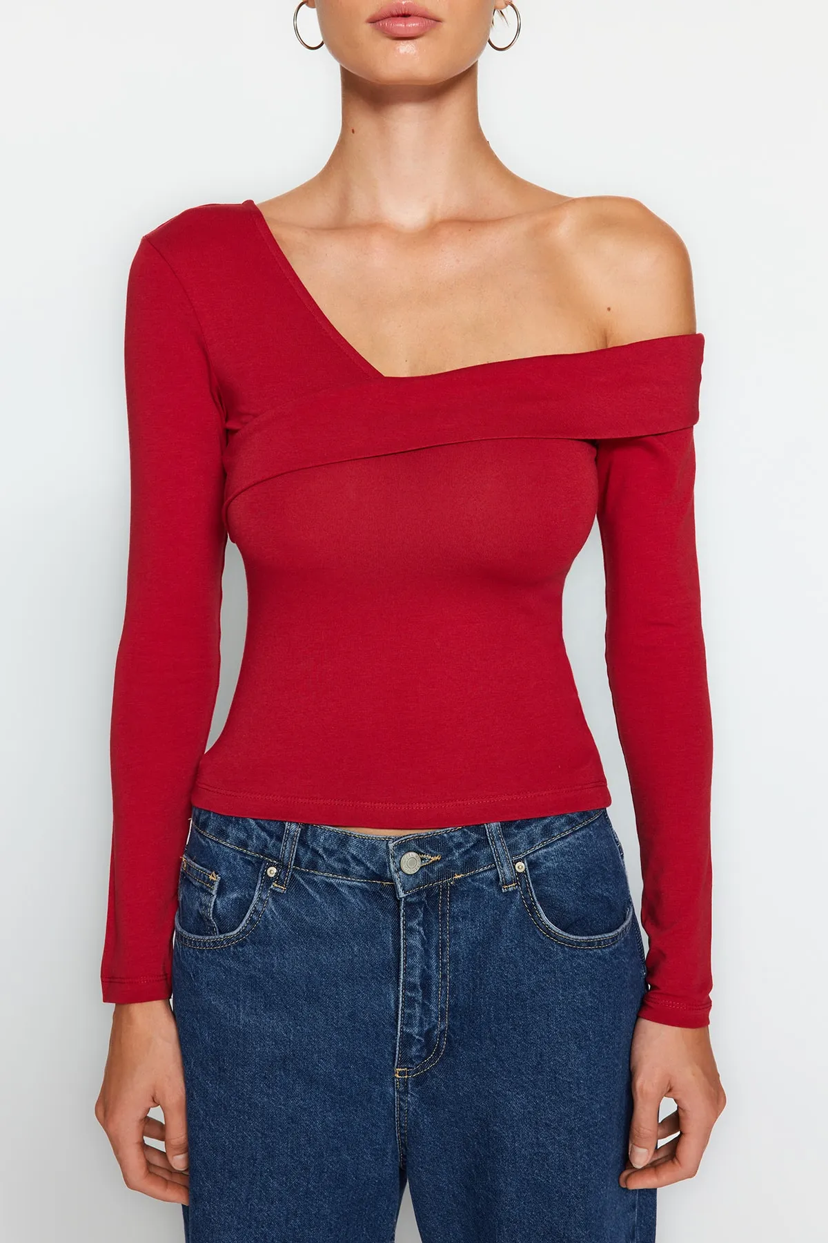 Trendyol Collection  Burgunderrote, eng anliegende, kurz geschnittene Strickbluse aus Baumwolle mit dehnbarem Volant TWOAW24BZ00161