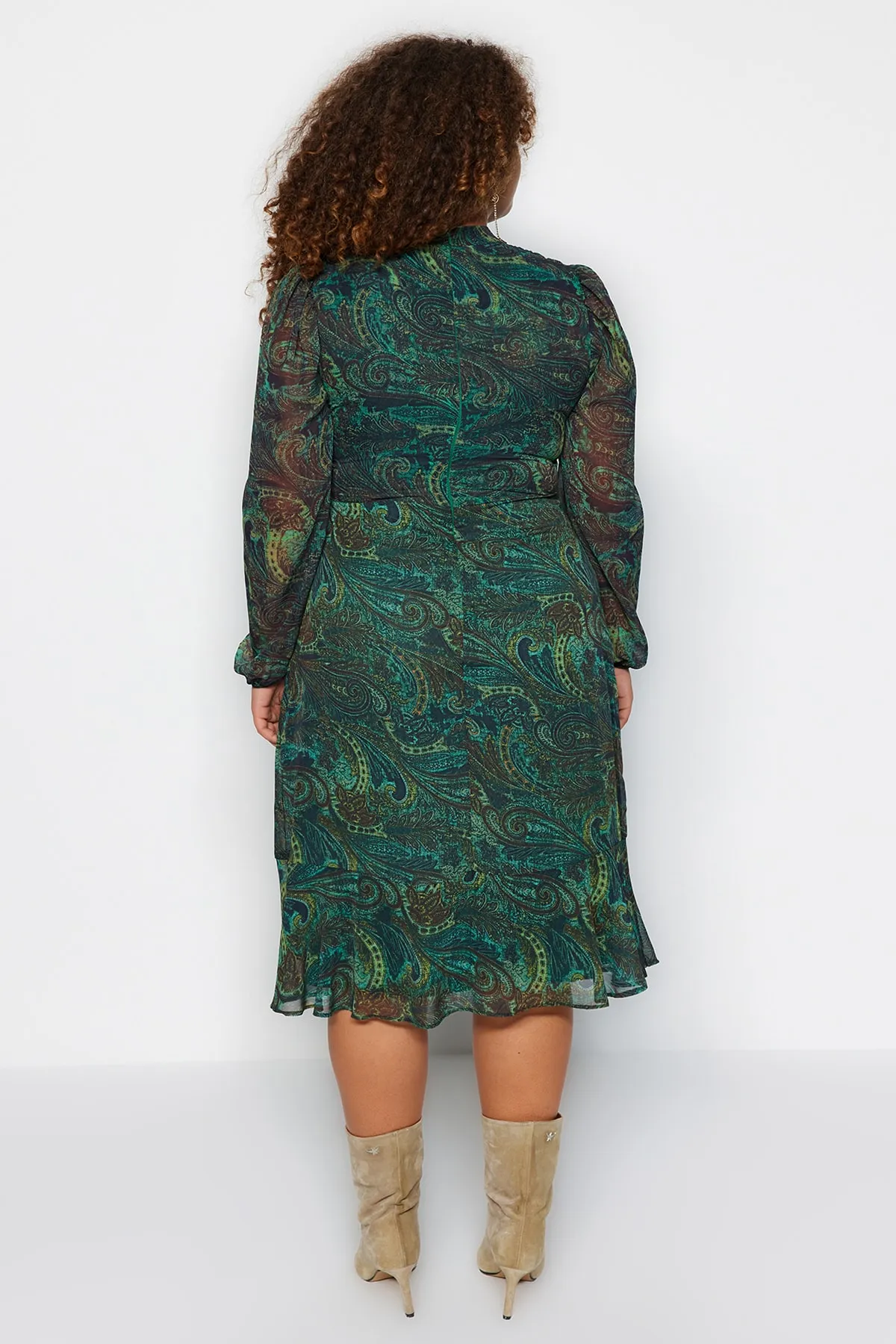 Trendyol Curve  Grünes Chiffonkleid mit Paisleymuster TBBAW24AH00028