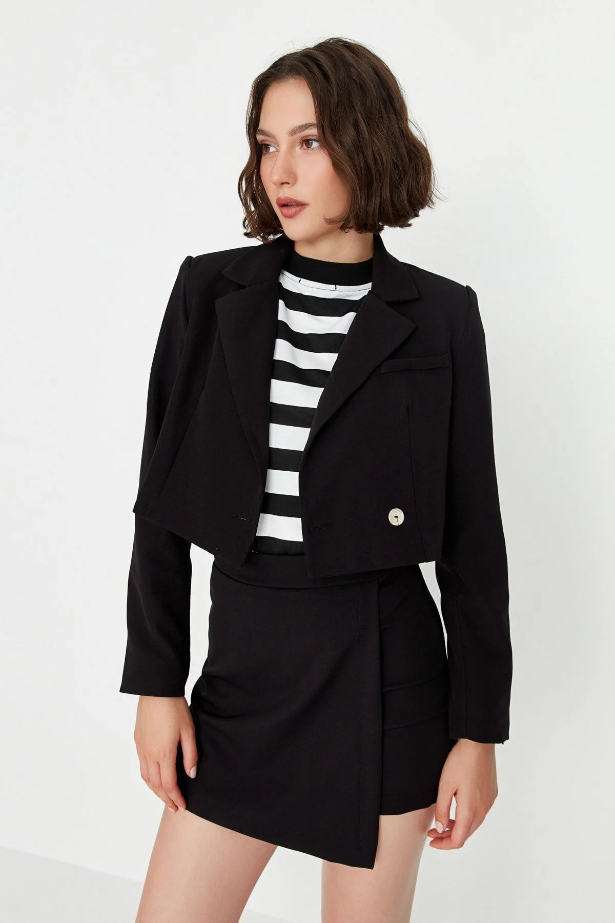 Trendyol Collection  Schwarze, kurze, gefütterte Blazerjacke aus Webstoff TWOAW22CE0086