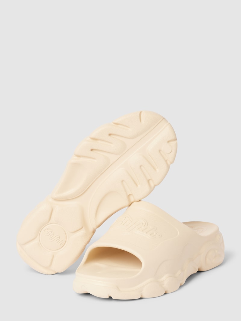 Slides mit Label-Details in beige