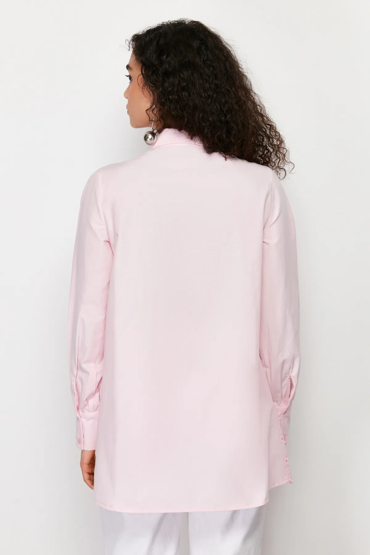 Trendyol Modest  Hellrosa Hemd aus gewebter Baumwolle mit Stickereidetail TCTSS24TG00017