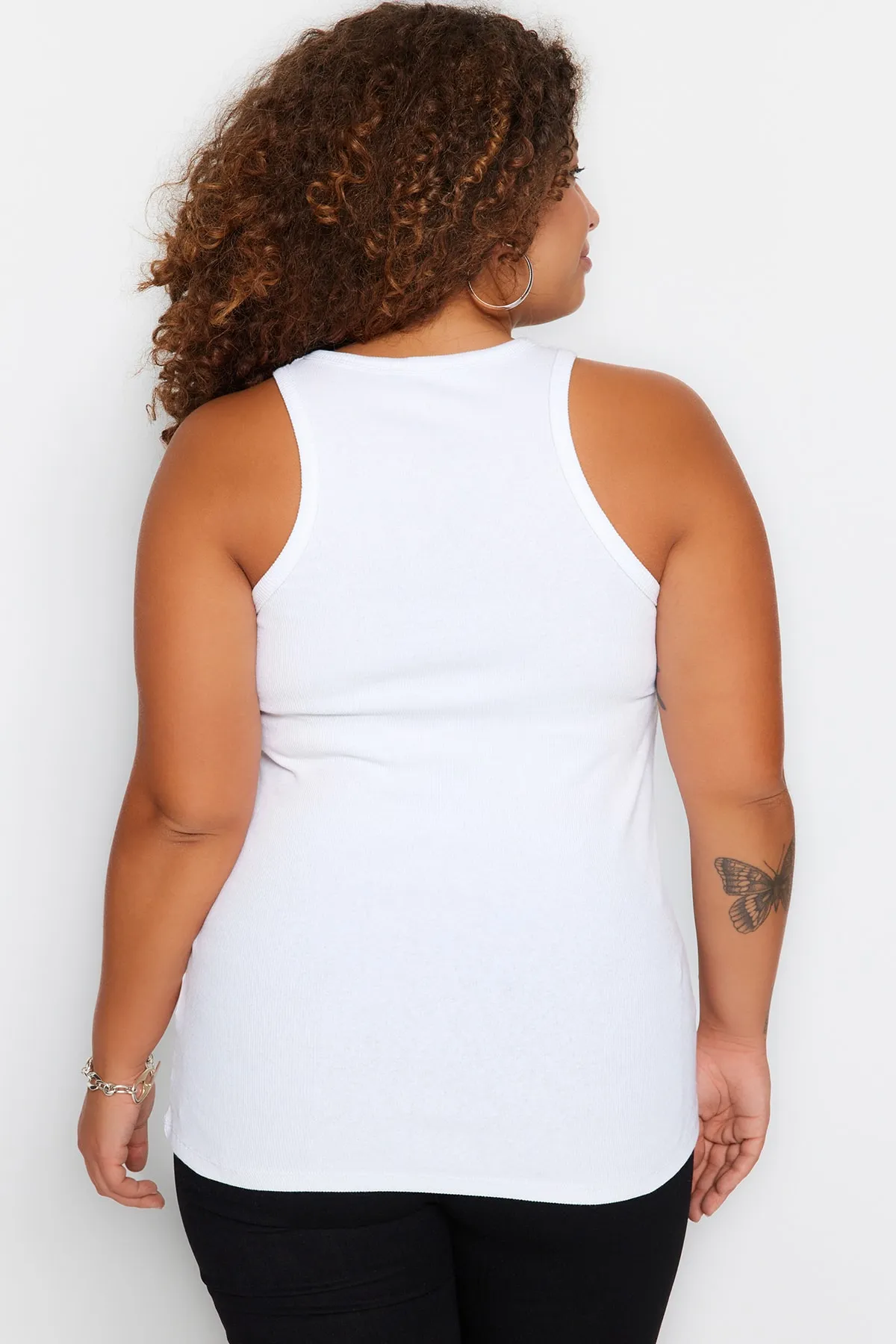 Trendyol Curve  Weißes Basic-Strick-Tanktop mit Neckholder-Kragen TBBSS23CV00001