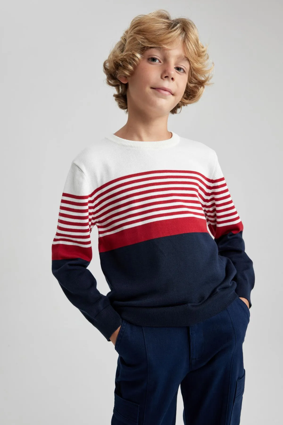 DeFacto  Strickpullover für Jungen mit normaler Passform und Rundhalsausschnitt