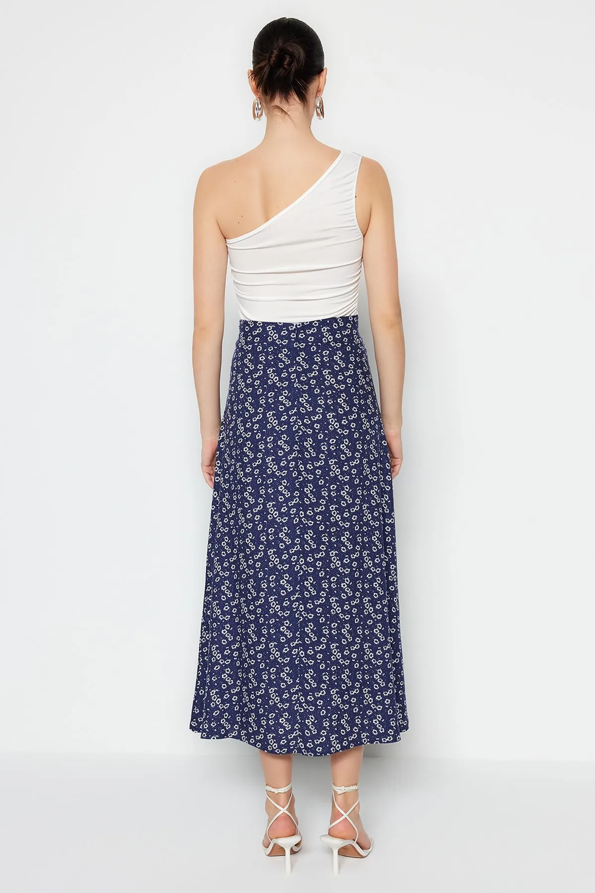 Trendyol Collection  Blauer gewebter Midirock aus Viskosestoff mit Blumenmuster TWOSS23ET00295