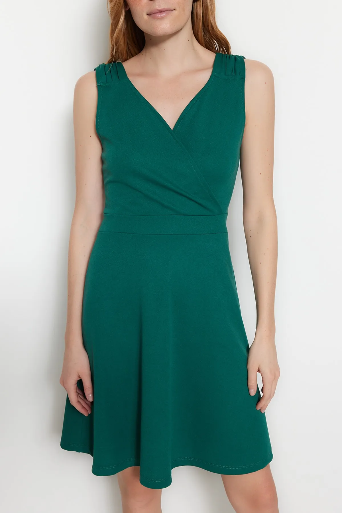 Trendyol Collection  Grünes Mini-Strickkleid aus Krepp mit offener Taille und zweireihigem Ausschnitt im Skater-Stil TWOSS20EL1579