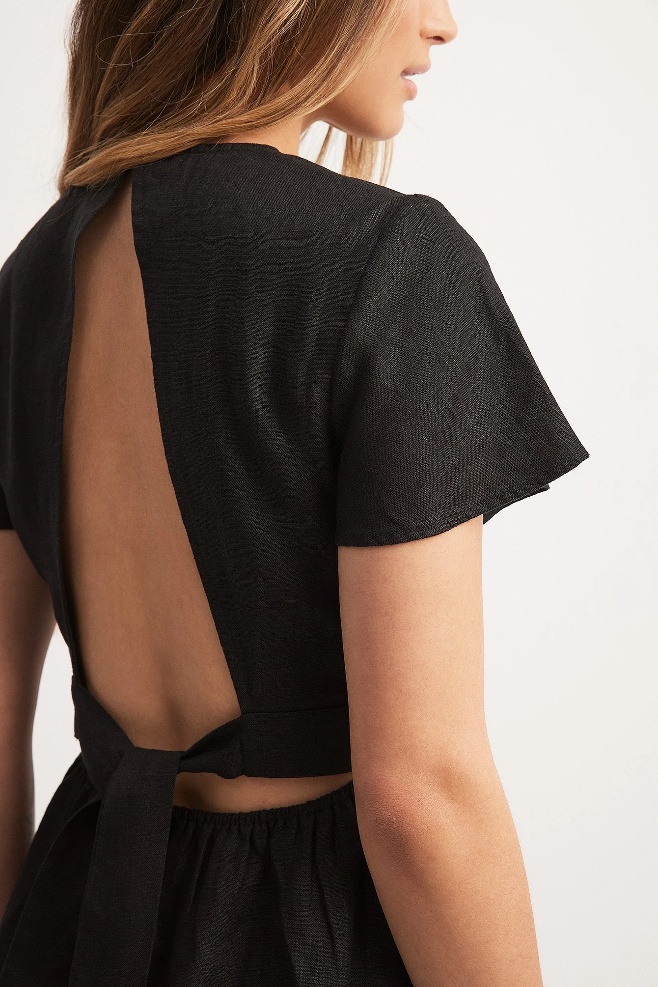 Fließendes Minikleid aus Leinen mit Bindeband hinten
