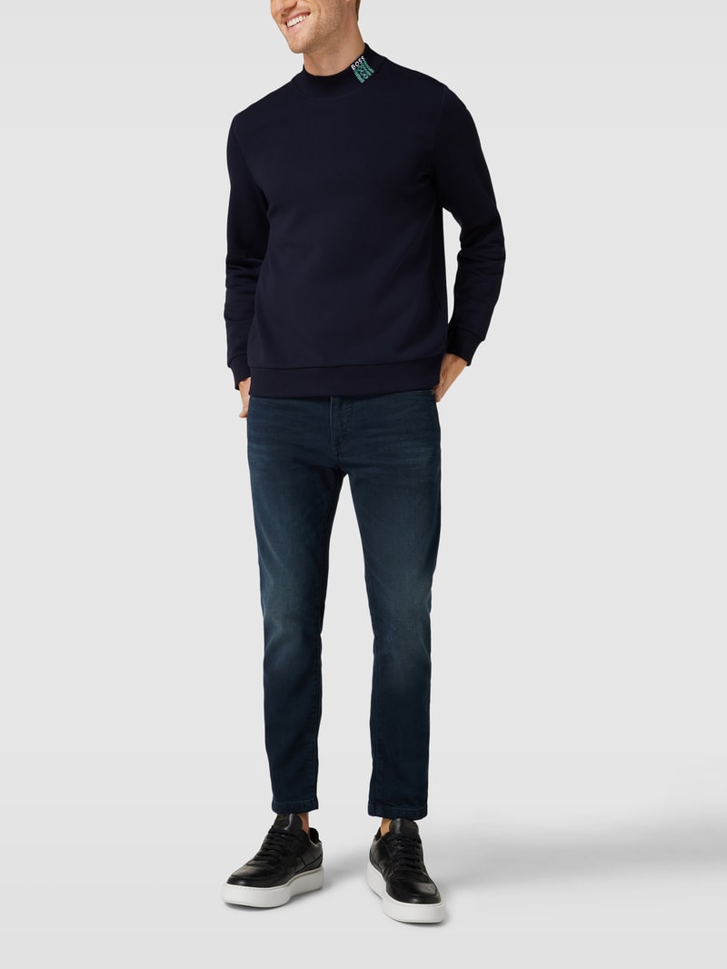 Jeans mit Label-Patch Modell 'WEST' in dunkelblau