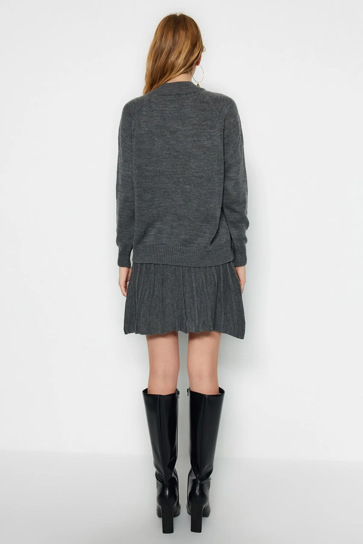 Trendyol Collection  Anthrazitfarbenes, detailliertes Strickoberteil mit Rüschen und Stehkragen TWOAW23AU00184