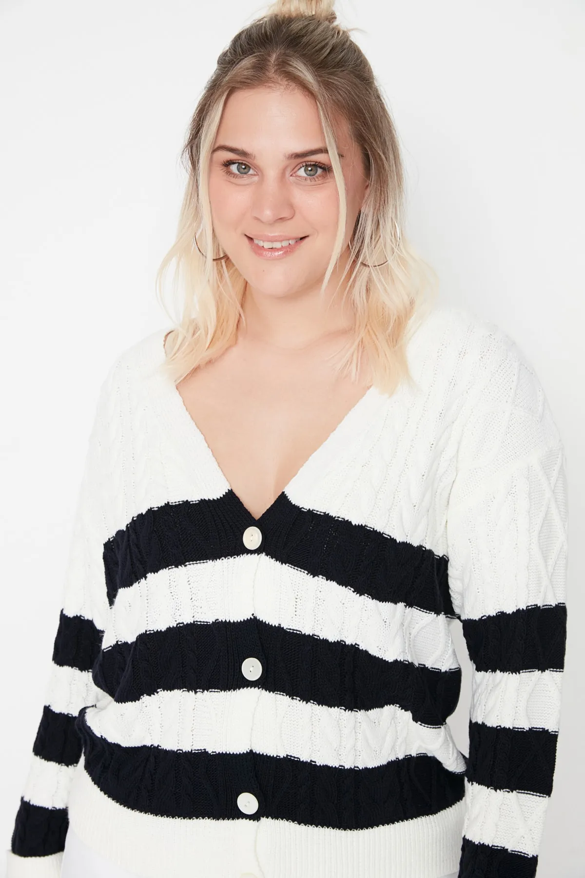 Trendyol Curve  Schwarz-weiß gestreifter Strick-Cardigan TBBAW23AV00007