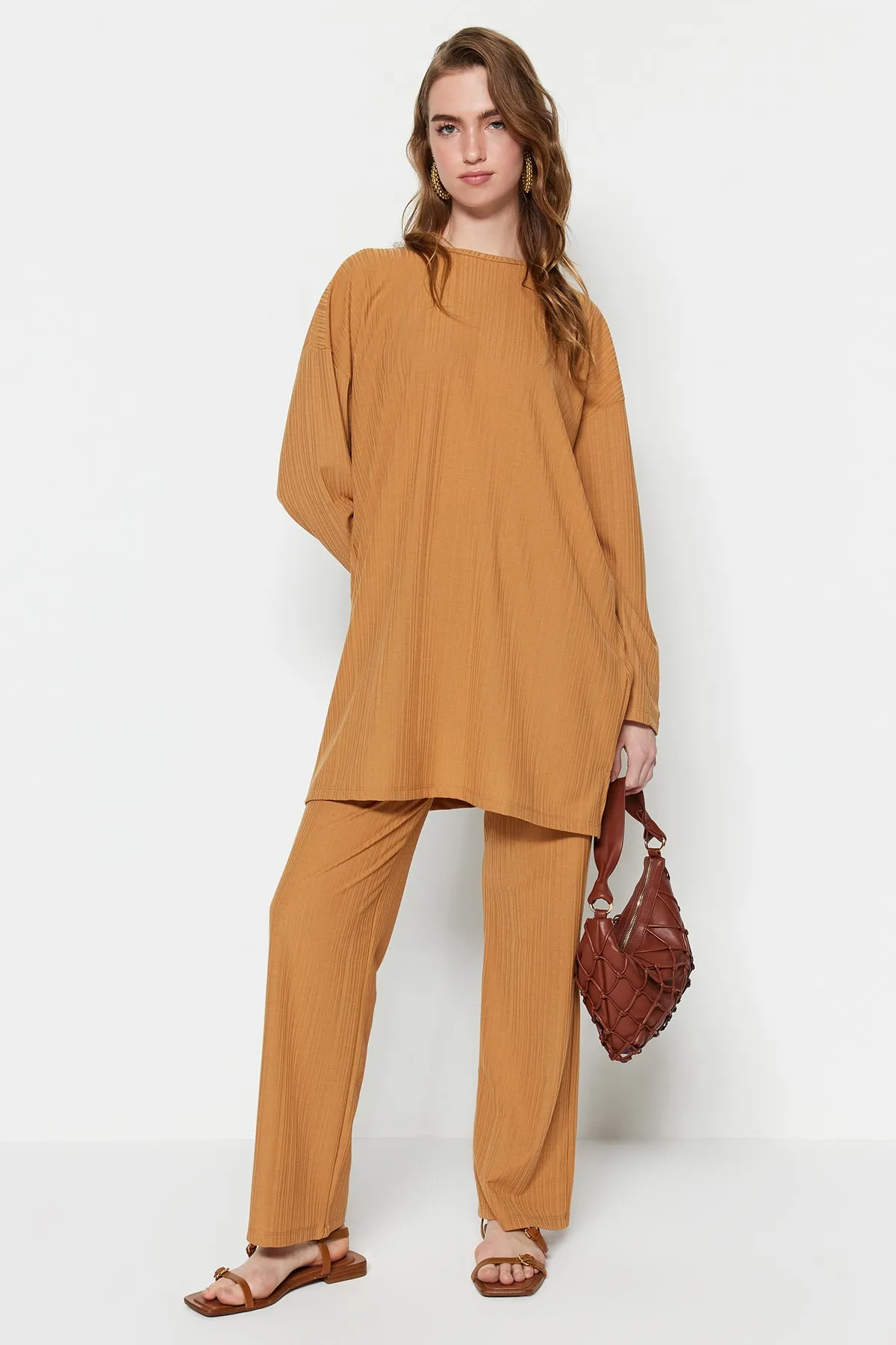 Trendyol Modest  Kamelfarbener Strickanzug aus Tunika und Hose mit Falten TCTSS23US00009