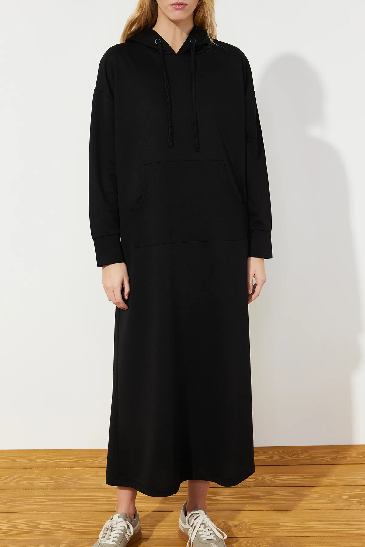 Trendyol Modest  Schwarzes Strick-Sweatkleid mit Kängurutasche und Kapuze TCTSS24EB00092