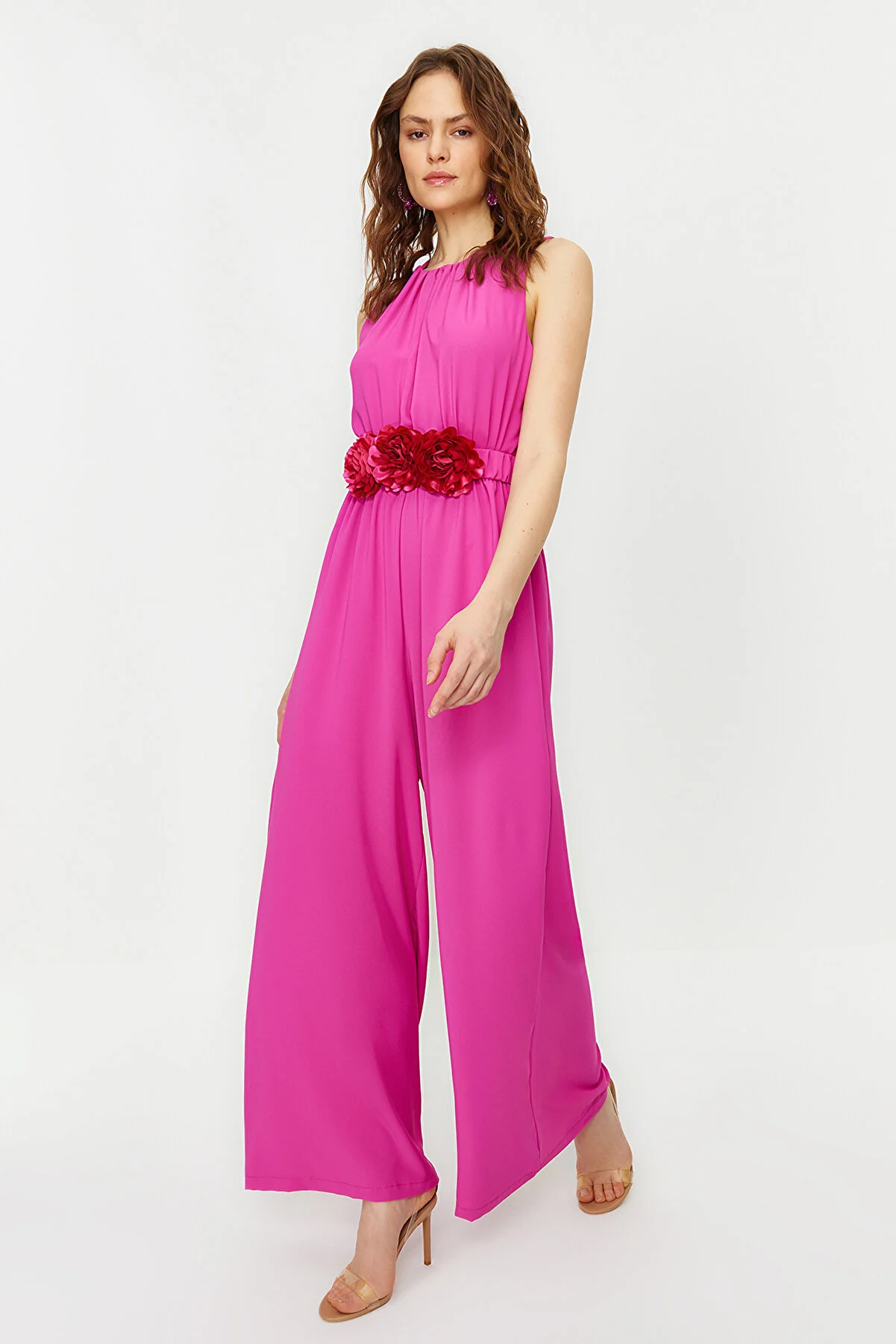 Trendyol Modest  Abendkleid-Overall aus Chiffon mit Cape und Satin in Fuchsia mit Blumengürtel TCTSS24DB00010