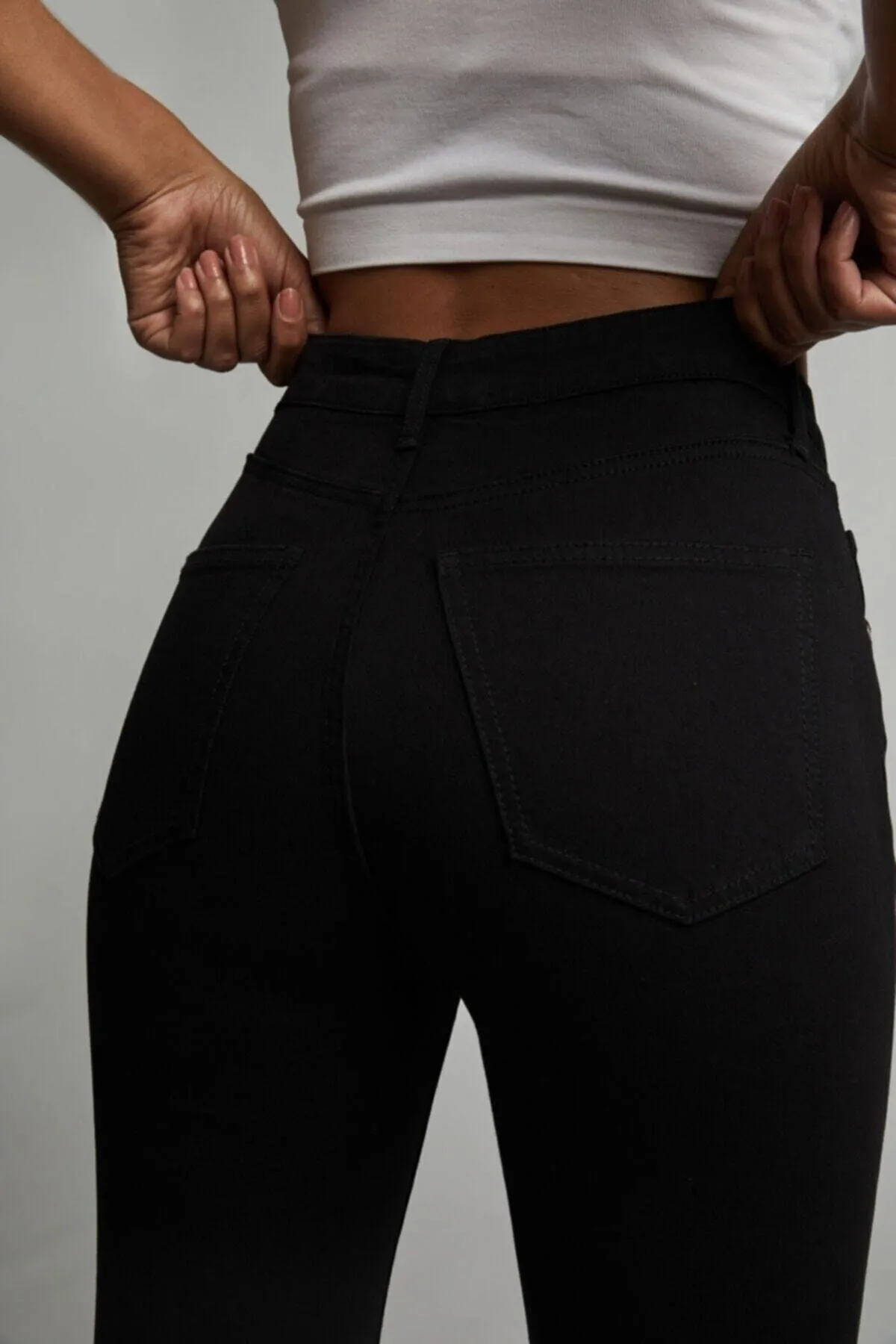 byhaziran butik  Lichtechte schwarze Jeans mit hoher Taille und schmaler Passform