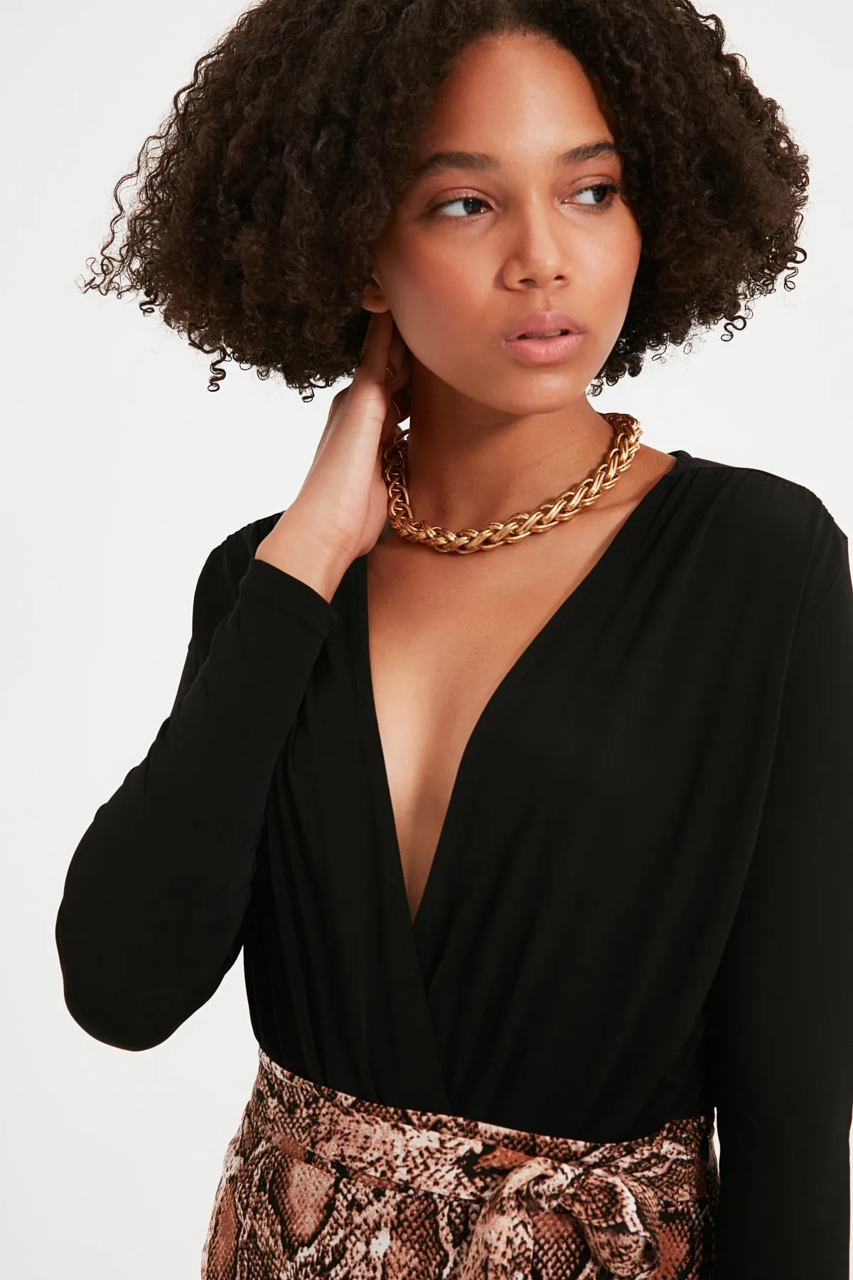 Trendyol Collection  Schwarzer, schmaler Stretch-Strickbody mit zweireihigem Kragen und Druckknopfverschluss TWOAW20BD0035