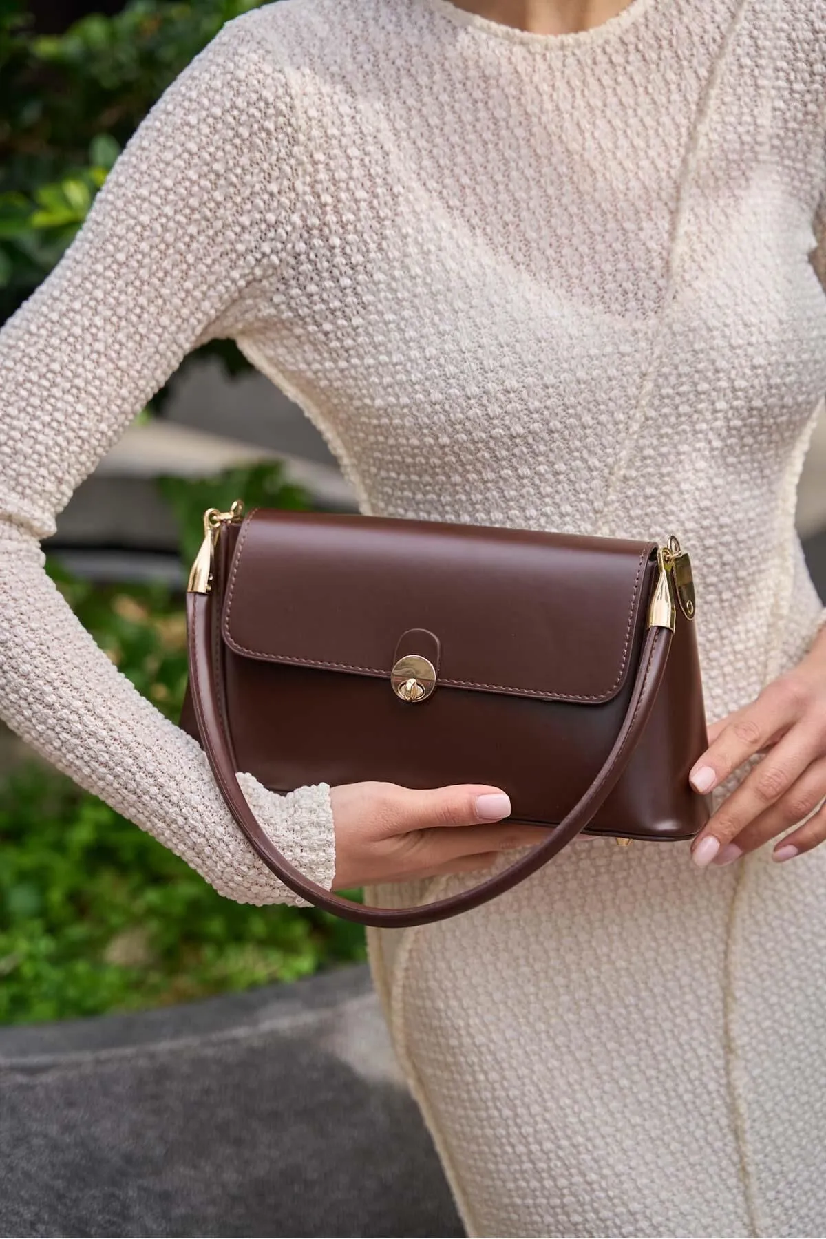 Madamra  Braune Damen-Umhängetasche im Retro-Leder-Look mit Frontabdeckung