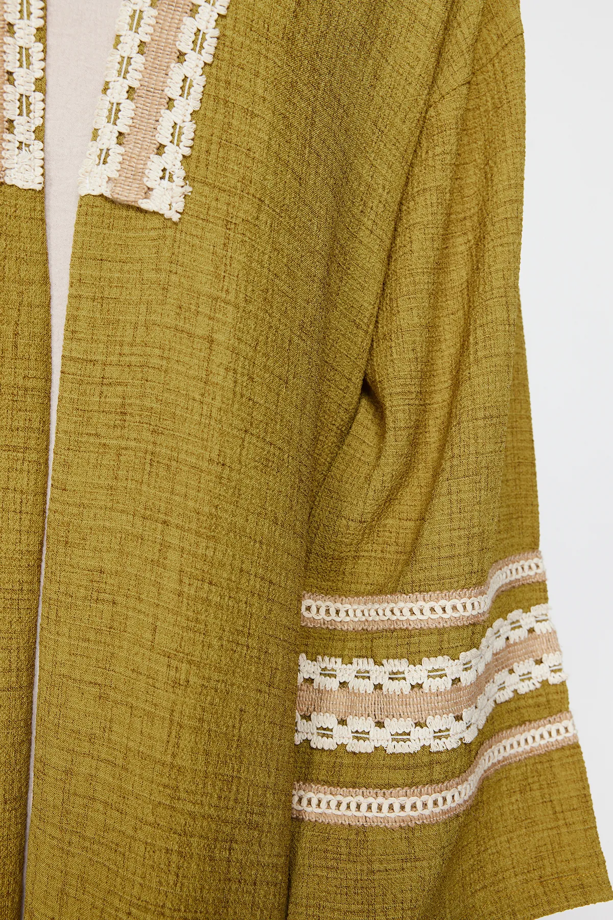 Trendyol Modest  Langer, gewebter Kimono, Kaftan und Abaya mit Ölgrün-Stickerei und detaillierten Details TCTSS24KF00006