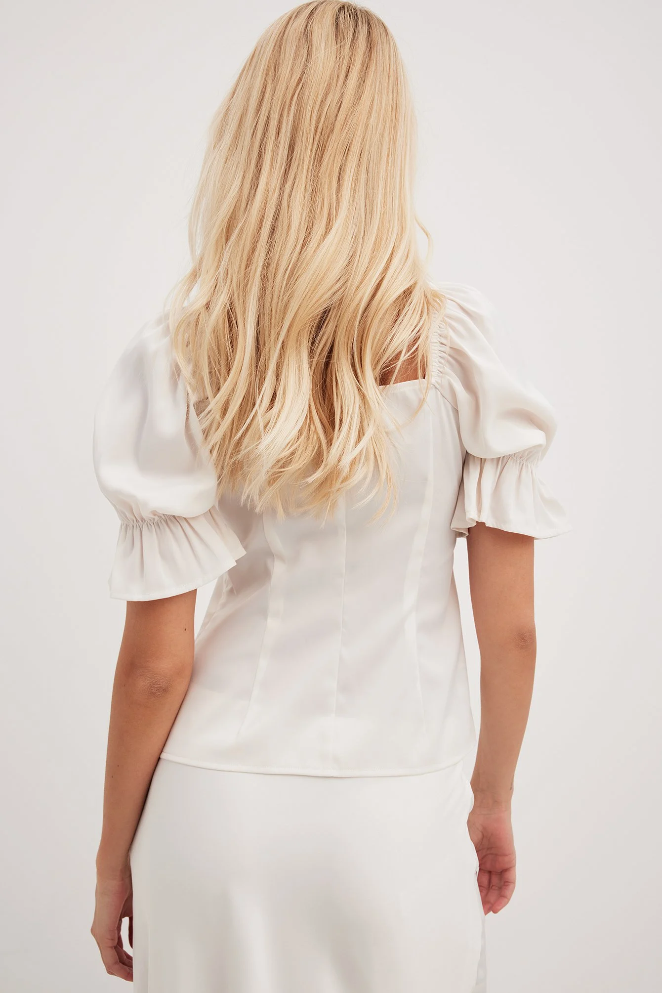 Enganliegendes Satin-Top mit kurzen Ärmeln