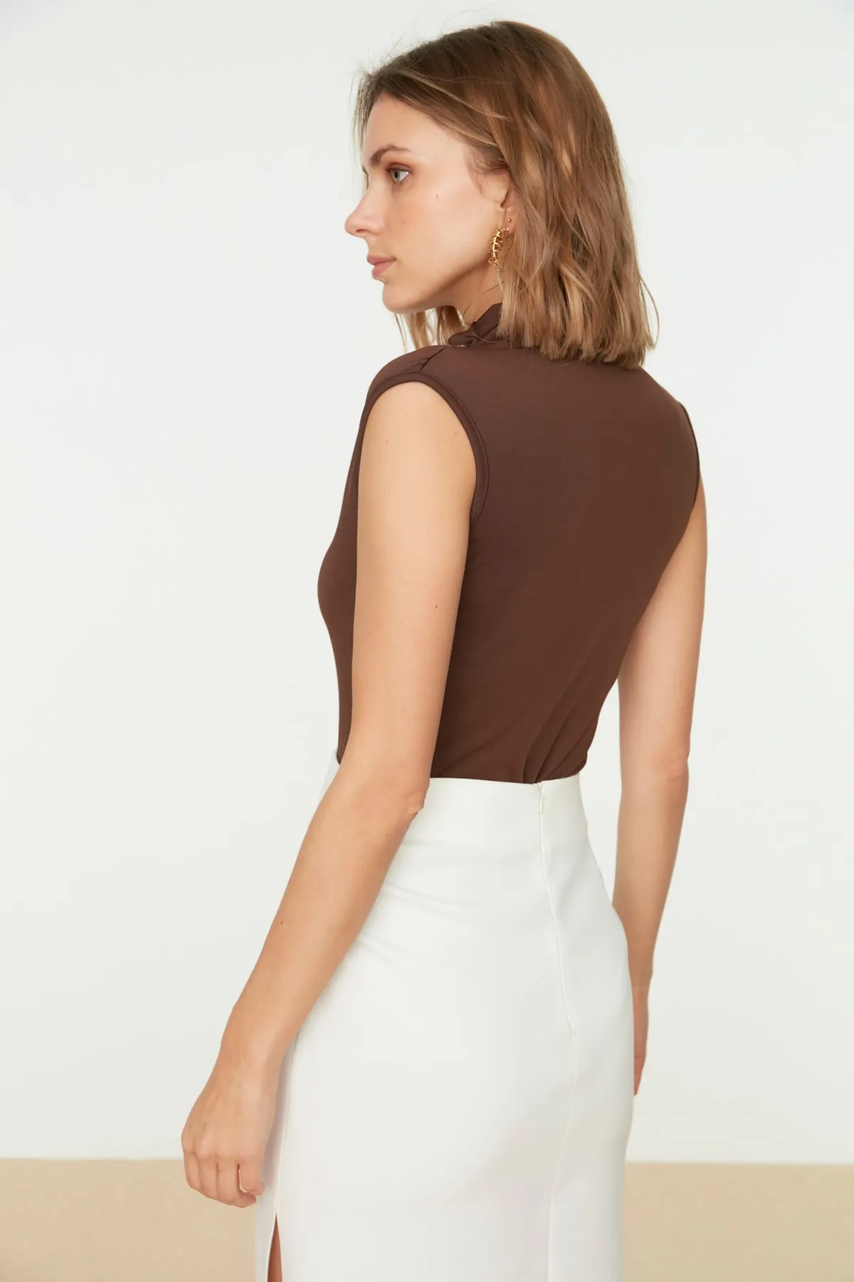 Trendyol Collection  Brauner Rollkragen-Body aus dehnbarem Strick mit Druckknöpfen, ärmellos, TWOAW22BD0006