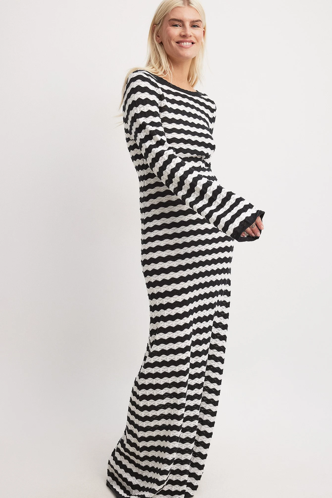 Gestricktes Maxikleid mit tiefem Rückenausschnitt