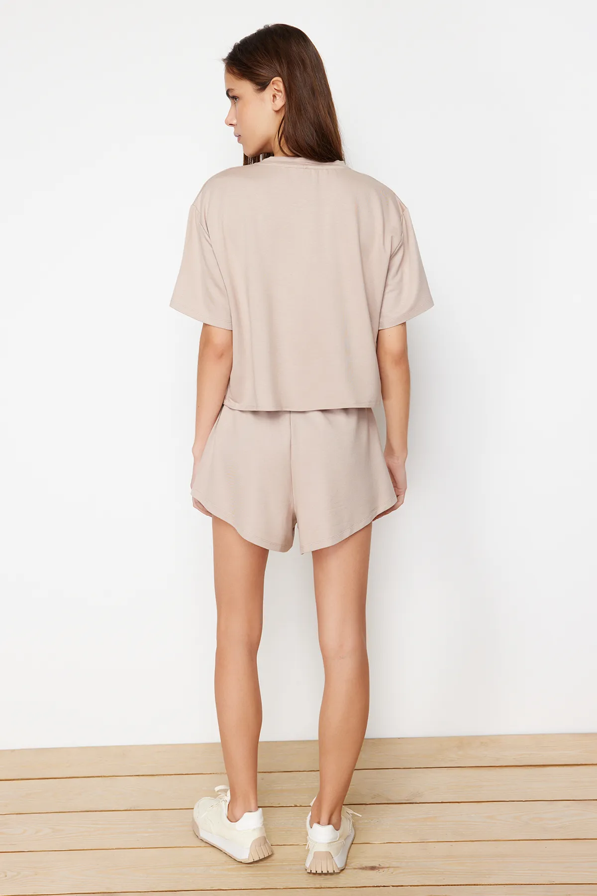 Trendyol Collection  Beiges Set aus T-Shirt und Shorts mit weichen Knöpfen und gestricktem Oberteil und Unterteil TWOSS24AU00056