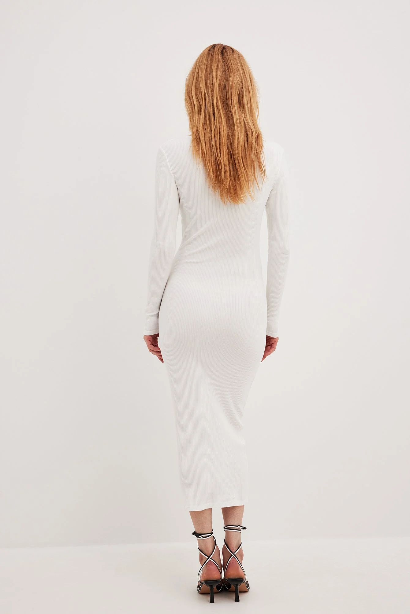Geripptes Midikleid mit V-Ausschnitt
