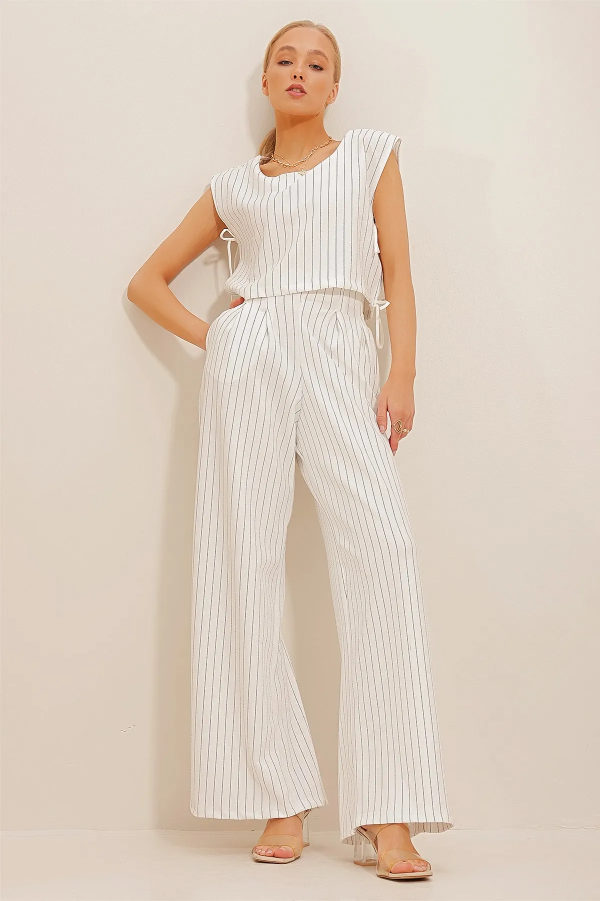 Trend Alaçatı Stili  Weißes Crop-Top und Palazzo-Hose mit Streifen für Damen, Doppelset ALC-X10645