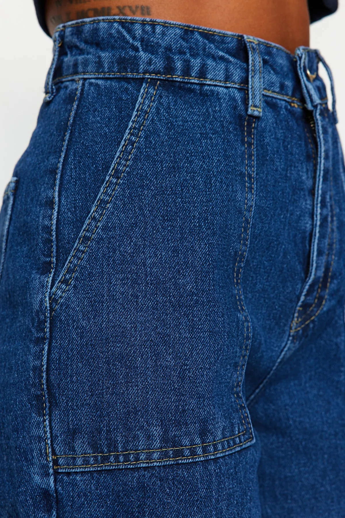 Trendyol Collection  Marineblaue Jeans mit hoher Taille und weitem Bein und Taschendetail TWOAW22JE0595