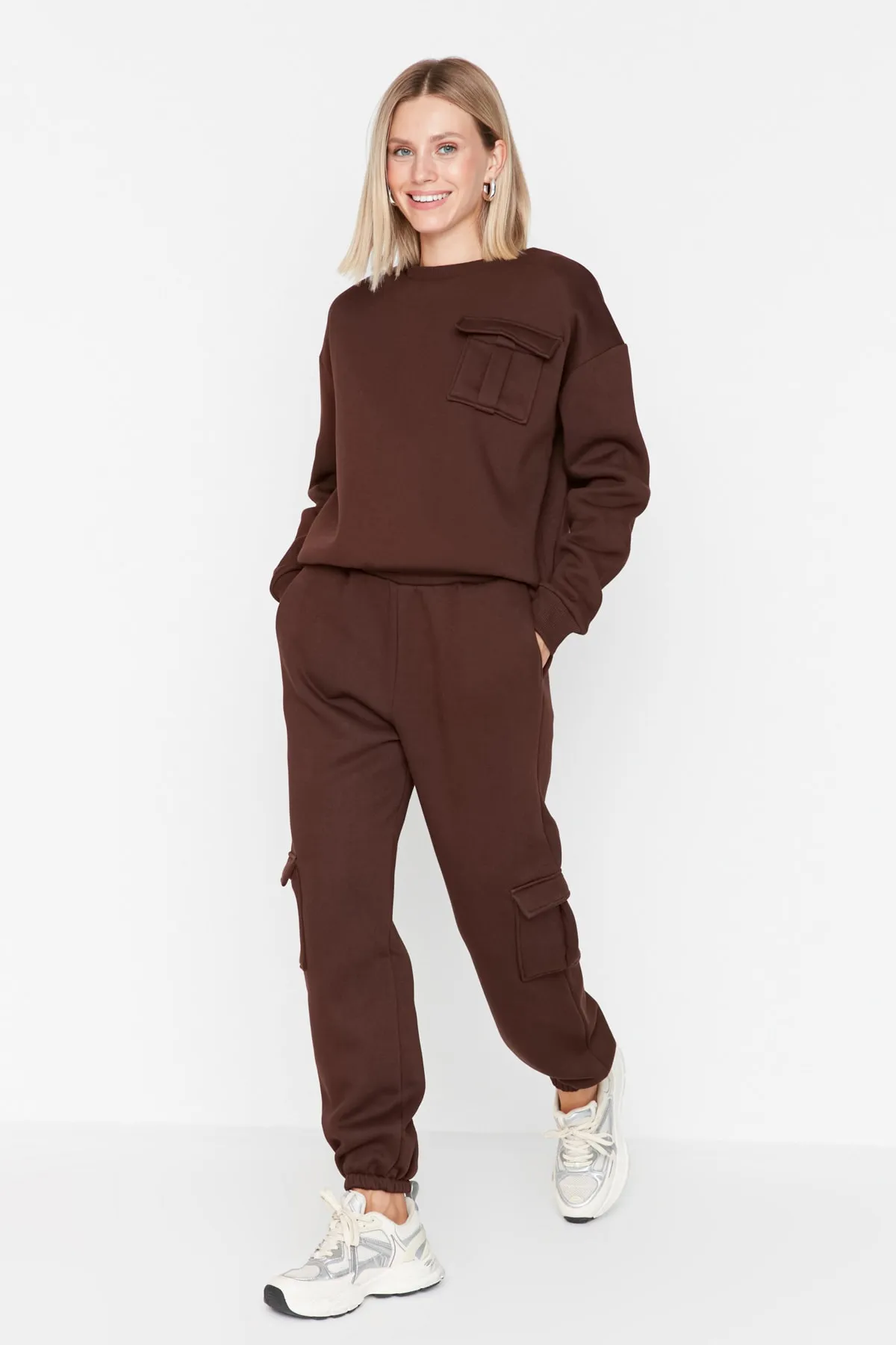 Trendyol Collection  Dunkelbraune Jogginghose aus dickem Fleece mit aufgesetzten Taschen und Details TWOAW23EA00046