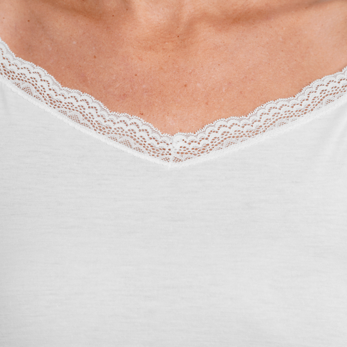 2 Damen Unterhemden mit Spitze