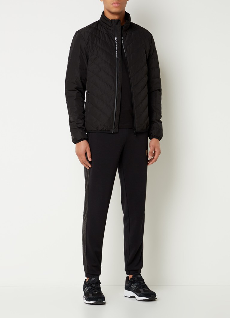 Jachetă matlasată Emporio Armani cu umplutură de puf și buzunare cu fermoar.