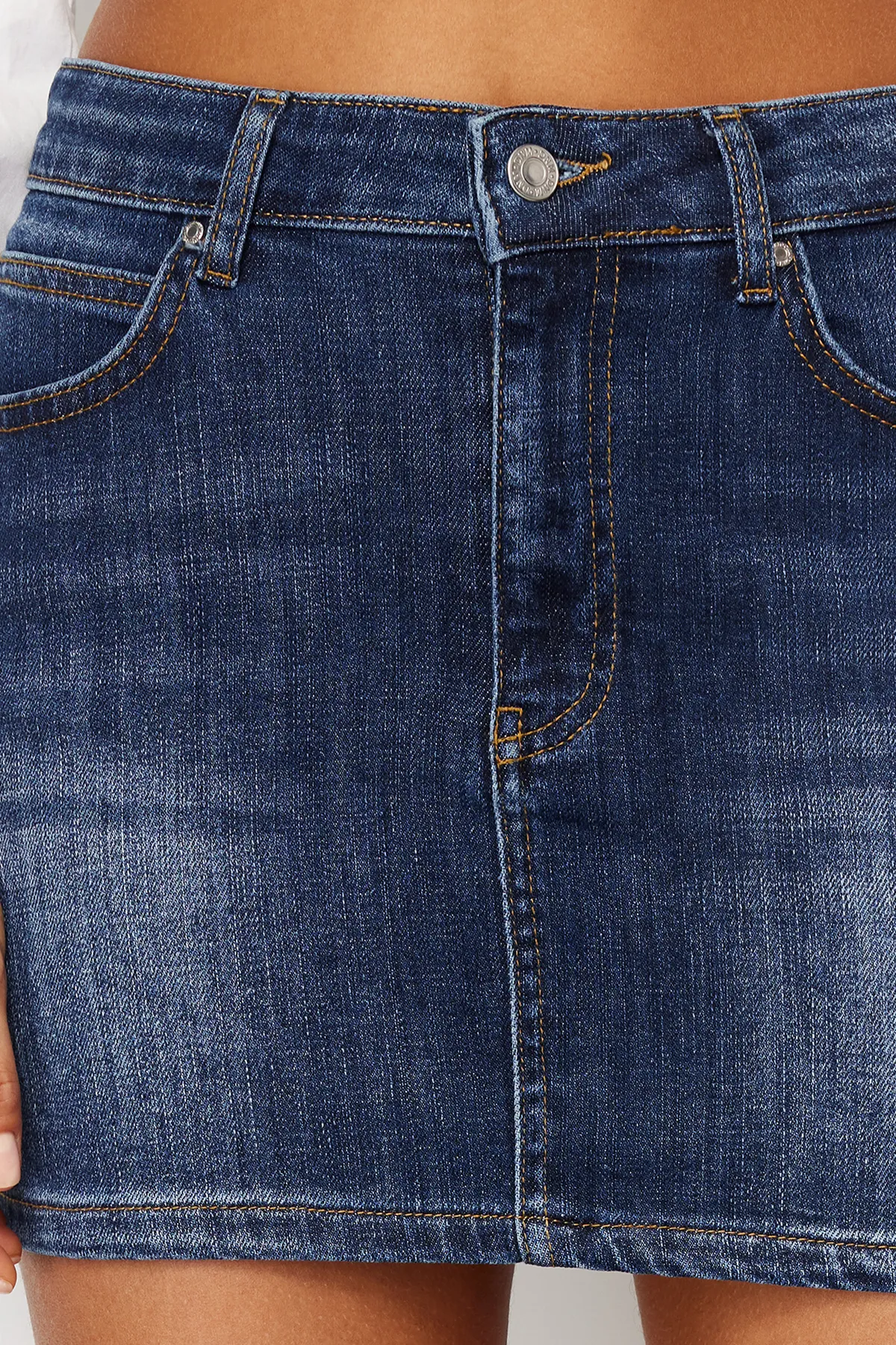 Trendyol Collection  Dunkelblauer, nachhaltigerer Mini-Jeansrock mit niedriger Taille TWOSS24ET00097