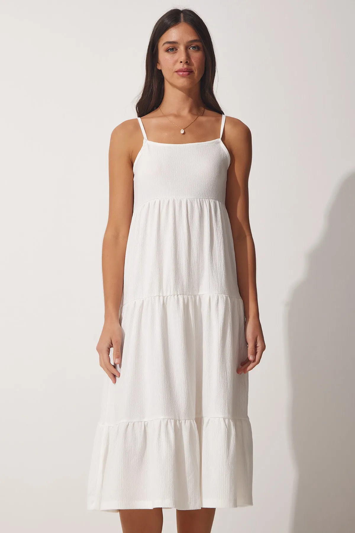 Happiness İstanbul  Weißes Damen-Sommerstrickkleid mit Trägervolant und Volant UB00077