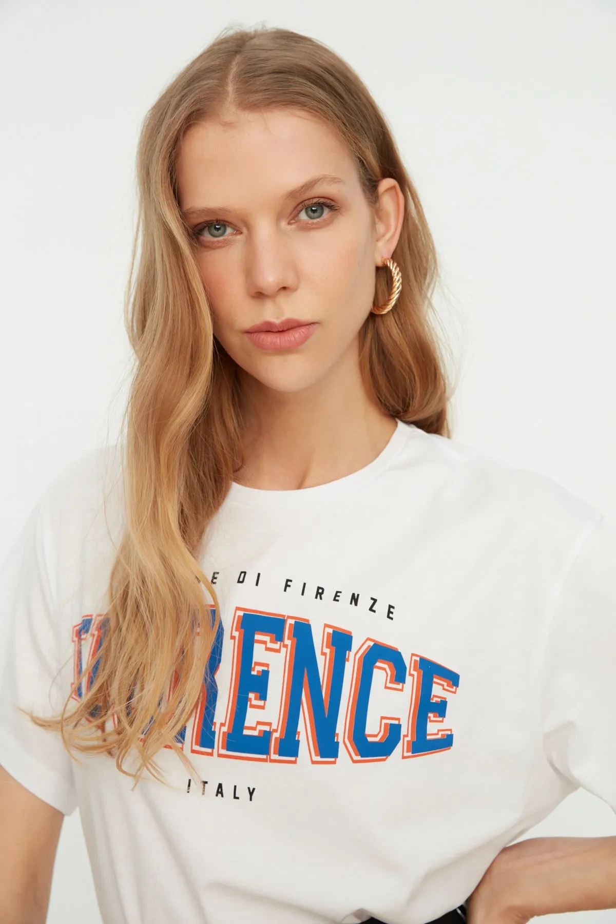 Trendyol Collection  Weißes, bedrucktes Oversize-/Weite-Fit-Strick-T-Shirt aus 100 % Baumwolle mit Rundhalsausschnitt TWOSS22TS0994