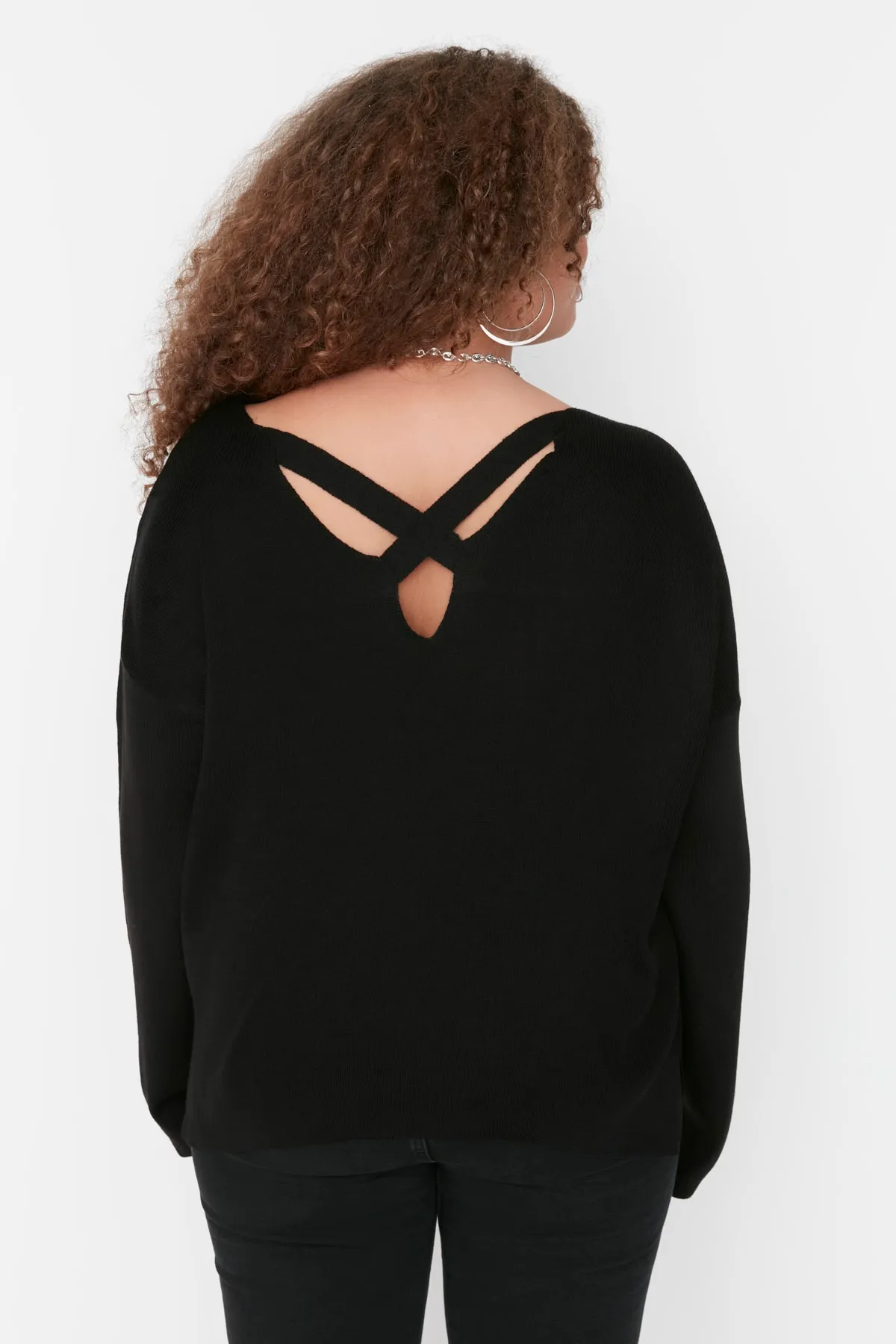 Trendyol Curve  Schwarzer Strickpullover mit Kreuzbanddetail auf der Rückseite