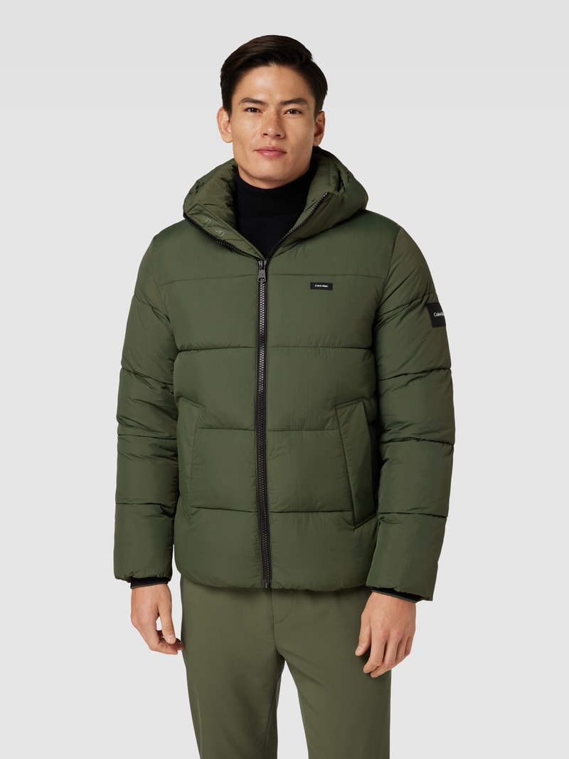 Steppjacke mit Label-Patch in olivgrün